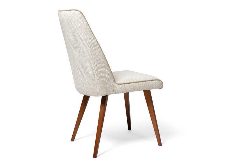 Silla tapizada moderna con patas de madera