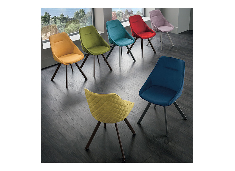 Silla tapizada en tejido de colores en oferta