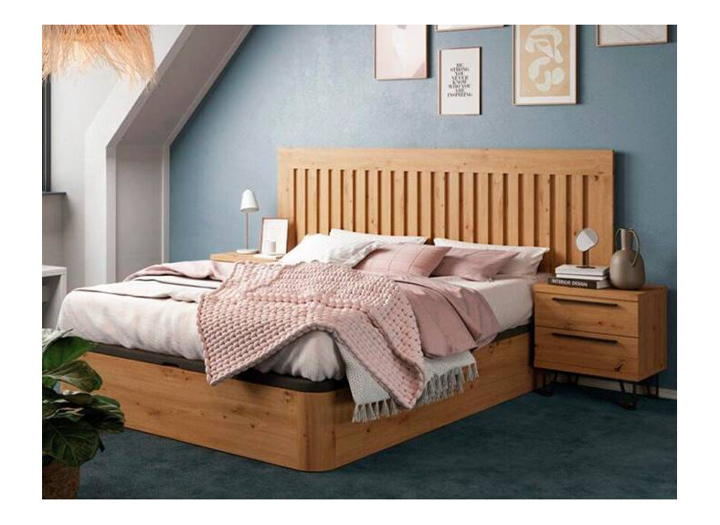 Dormitorio con cabezal y mesitas de madera