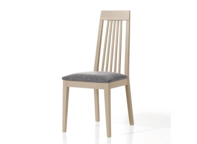 silla tapizada con respaldo de madera